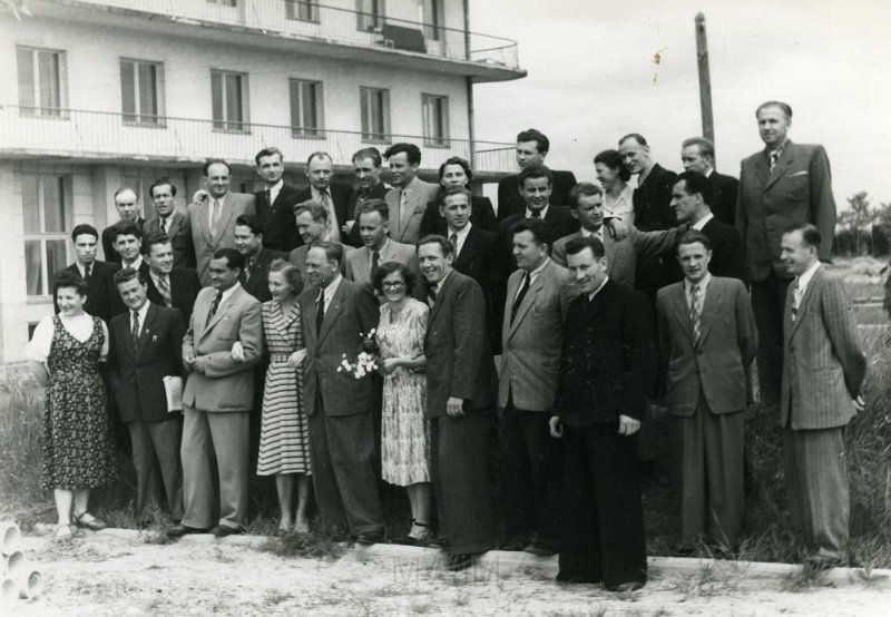 KKE 4727.jpg - Fot. Szkoła WUM. Uczniowie pod szkołą partyjną w Warszawie, Międzyszyn, lata 40-te XX wieku.